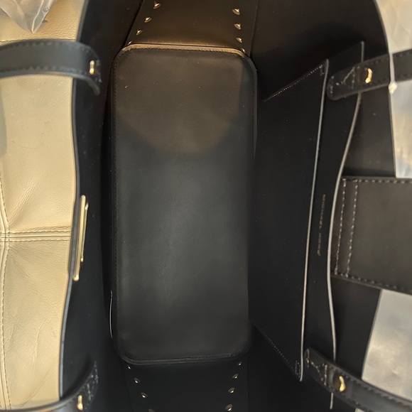 MICHAEL KORS
MANHATTAN
3551 GNCT3T
LG TOTE
LEATHER
BLACK
S978-0001
1 - Picture 5 of 9